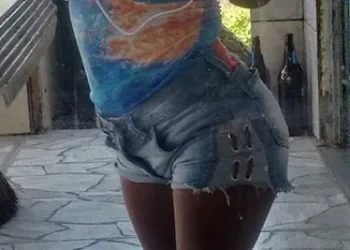 ABSURDO!!! ALUNA COM NANISMO RECLAMA DE ESTAR SENDO IMPEDIDA DE ESTUDAR EM COLÉGIO NA ZONA OESTE!!!