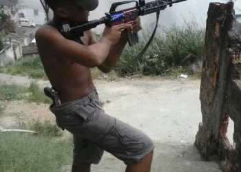 VOCÊ SABE O QUE É UM AK-47 NUMA FAVELA?
