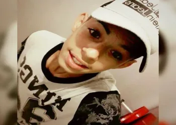 Jovem morre com choque elétrico ao retirar celular da tomada