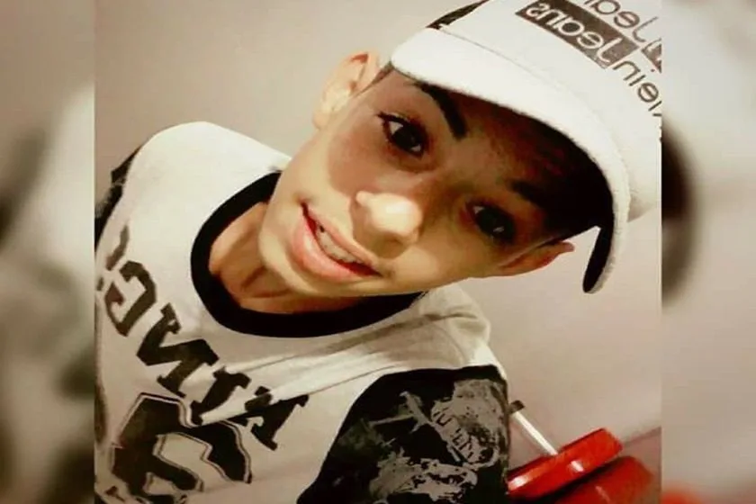 Jovem morre com choque elétrico ao retirar celular da tomada