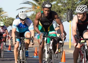 Bandidos tentam cortar pernas de triatleta com serrote durante assalto