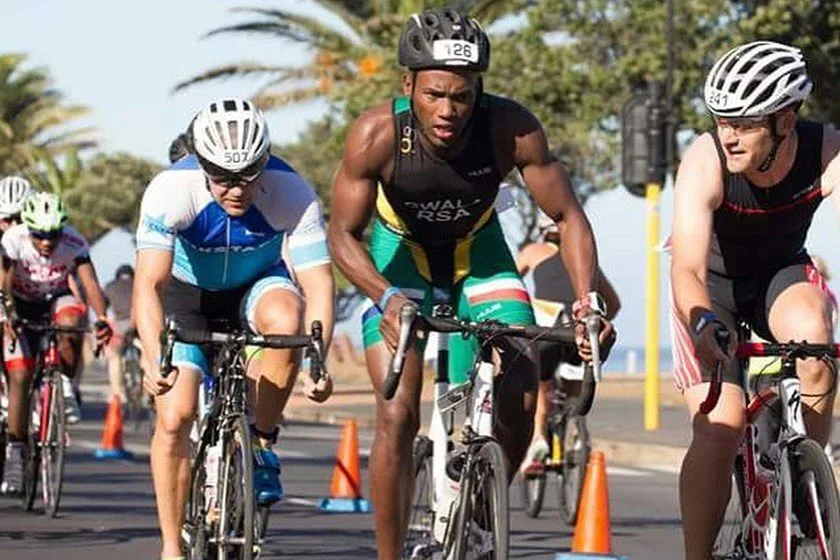 Bandidos tentam cortar pernas de triatleta com serrote durante assalto