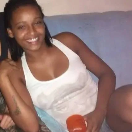JOVEM GRÁVIDA É BALEADA NA CABEÇA EM COMUNIDADE A ZONA OESTE!!!