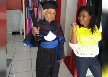Que bonitinha!!! Aos 91 anos, idosa  realiza sonho de se formar no ensino médio!!!
