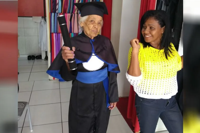 Que bonitinha!!! Aos 91 anos, idosa  realiza sonho de se formar no ensino médio!!!