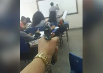 Aluno publica foto apontando arma para professor em sala