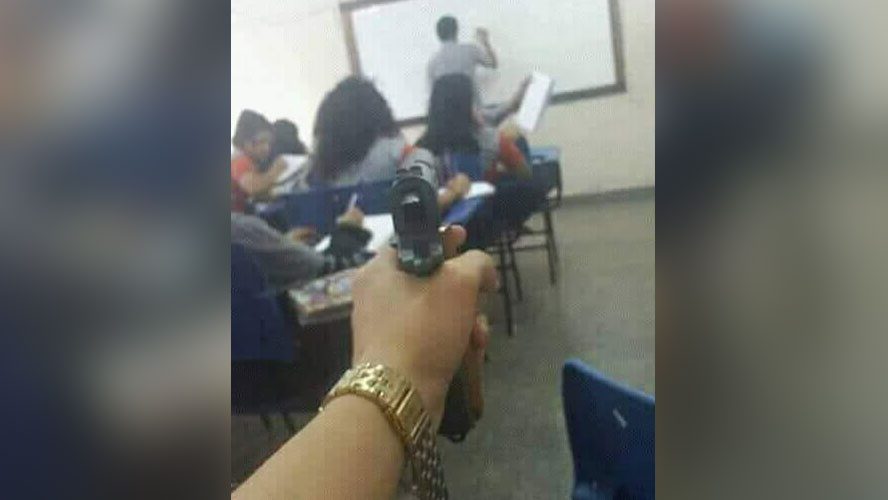 Aluno publica foto apontando arma para professor em sala