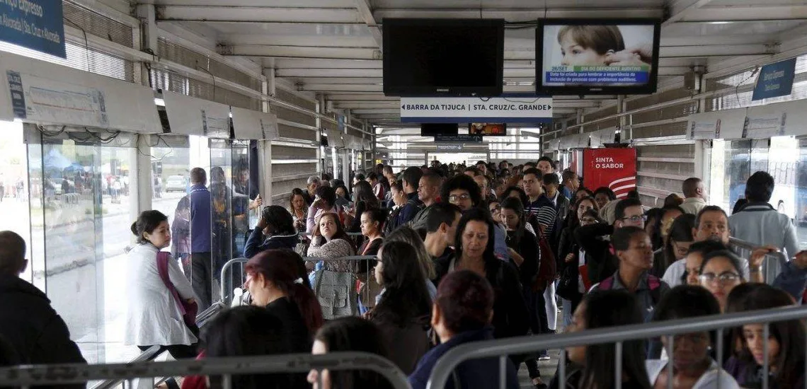 LAMENTÁVEL! PASSAGEIRO QUEBRA JANELA DO BRT [VÍDEOS]