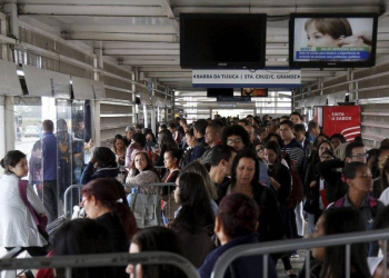 LAMENTÁVEL! PASSAGEIRO QUEBRA JANELA DO BRT [VÍDEOS]