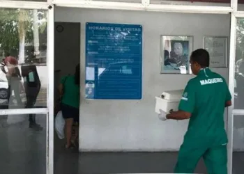 Família abre caixão e descobre que bebê morto foi trocado em hospital