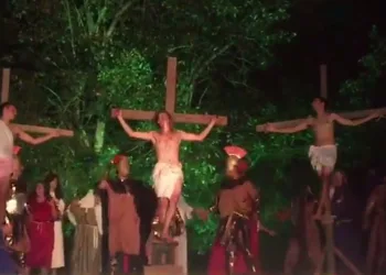 Homem invade palco e dá golpe de capacete para salvar Jesus