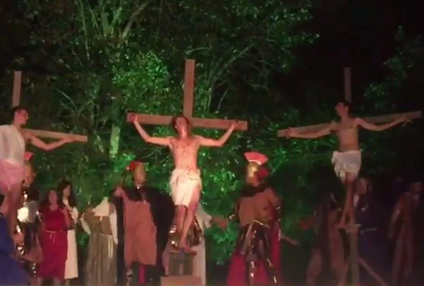 Homem invade palco e dá golpe de capacete para salvar Jesus