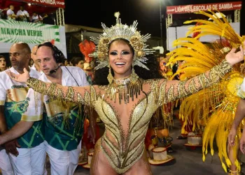 Viviane Araújo posta foto com novo namorado: “Meu maior presente”(foto)
