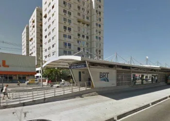 Esfaqueado durante assalto em ônibus do BRT, na Zona Oeste do Rio