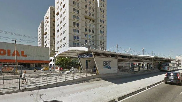 Esfaqueado durante assalto em ônibus do BRT, na Zona Oeste do Rio