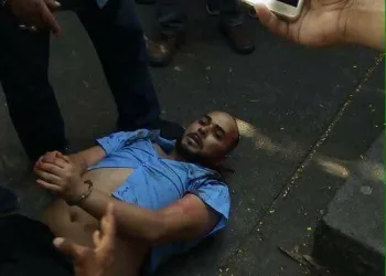 MULTIDÃO ESPANCA HOMEM QUE ESFAQUEOU MULHER EM SHOPPING NO RJ!!!