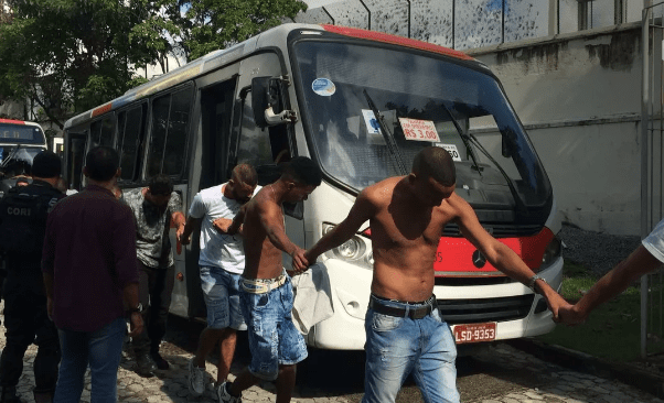 MILICIANOS PRESOS SÃO LEVADOS PARA PRESIDIO EM BANGU