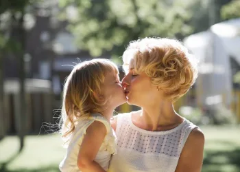 Afinal, pode ou não pode beijar crianças na boca?