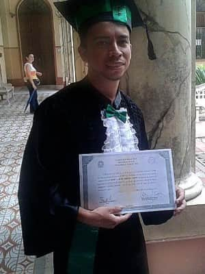 Estudante que vendia o bombons no ônibus para pagar faculdade se forma em medicina