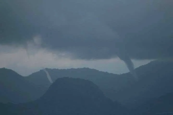 TORNADO , CICLONE,  FURACÃO? FENÔMENO ASSUSTA BANHISTAS NA COSTA VERDE!! (FOTOS)