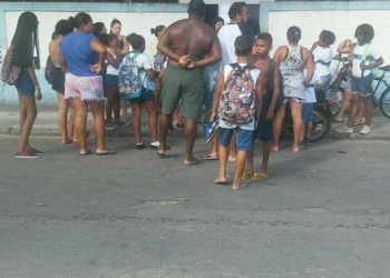 CONFUSÃO EM ESCOLA EM CAMPO GRANDE!!! PROFESSOR AGRIDE ALUNOS!! LEIA…
