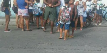 CONFUSÃO EM ESCOLA EM CAMPO GRANDE!!! PROFESSOR AGRIDE ALUNOS!! LEIA…