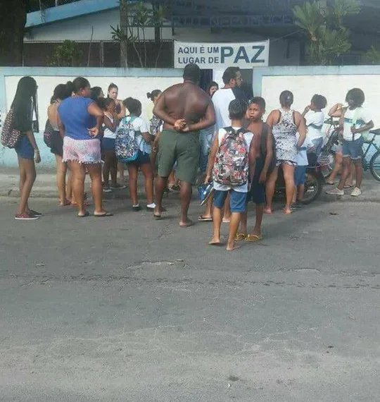 CONFUSÃO EM ESCOLA EM CAMPO GRANDE!!! PROFESSOR AGRIDE ALUNOS!! LEIA…
