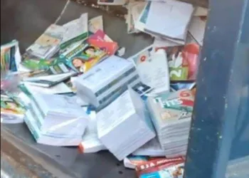 REVOLTANTE!!! LIVROS SÃO JOGADOS NO LIXO EM ESCOLA DE CAMPO GRANDE!!!