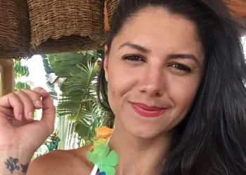 MULHER FAZ VIDEO DE TROLLAGEM COM BOLSONARO E ESTÁ SENDO AMEAÇADA NA NET