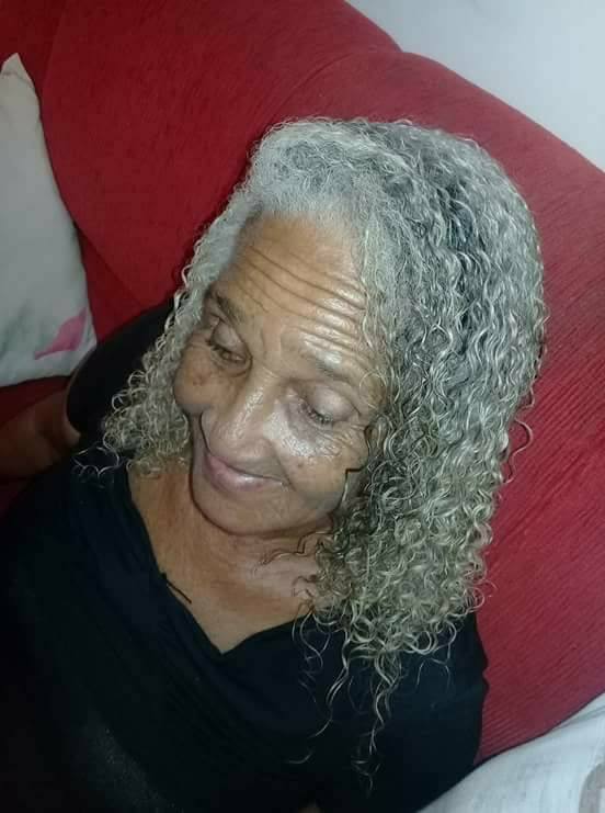 ALGUEM PODE AJUDAR ESSA SENHORINHA?