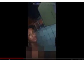 CASAL FAZ PROTESTO TRANSANDO EM FRENTE CÂMARA DE VEREADORES(VIDEO)