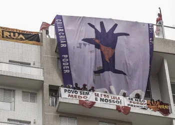 E AGORA? MOVIMENTO SEM TETO INVADE TRIPLEX DE LULA!!!
