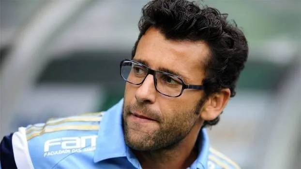 TECNICO DO BOTAFOGO ESTÁ DEIXANDO TORCEDORAS LOUCAS PELA SUA BELEZA!! MAS…