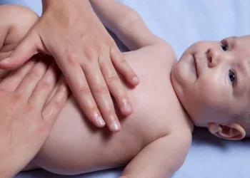 3 massagens que toda mãe e pai devem saber: mata cólica e faz dormir em segundos