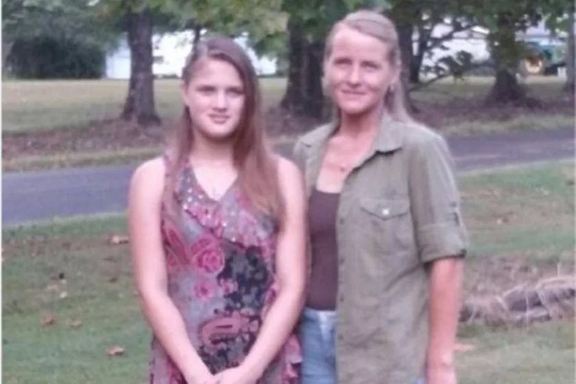 Após reencontrar mãe biológica, jovem é torturada e morta por ela!!