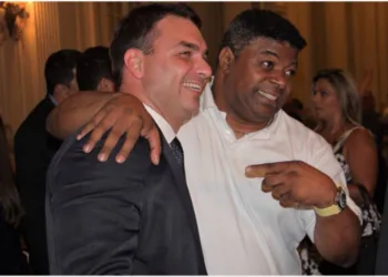 Filho de Bolsonaro responde no Twitter: “Racista é o c* da sua mãe”