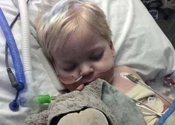 Bebê sai do coma pouco antes de os médicos desligarem os aparelhos