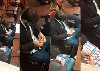 É mole? Assessores parlamentares trocam figurinhas da Copa em plenário da Alerj!!!