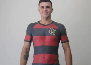 Torcedor tatua camisa do Flamengo em tamanho real