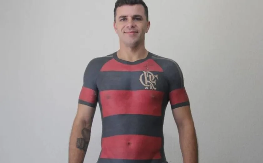 Torcedor tatua camisa do Flamengo em tamanho real