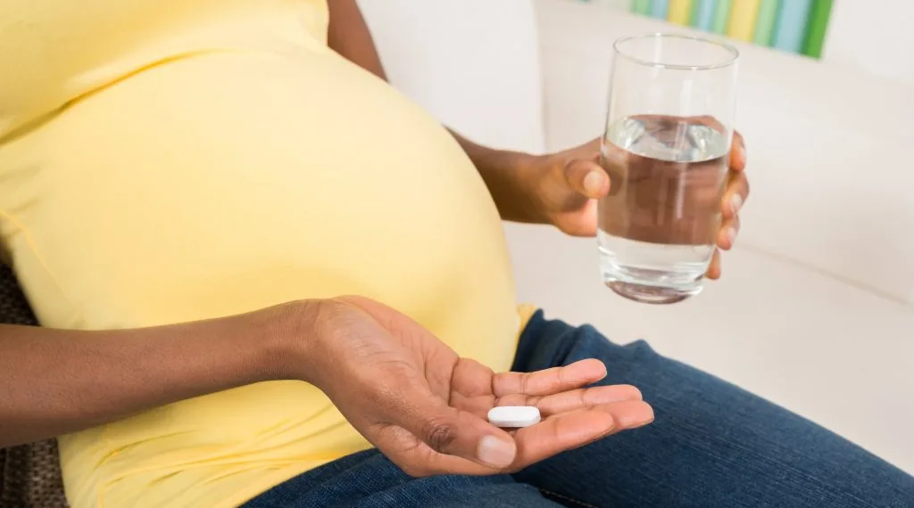 Grávida pode tomar remédio? Saiba quais substâncias podem fazer mal para a mulher e o bebê