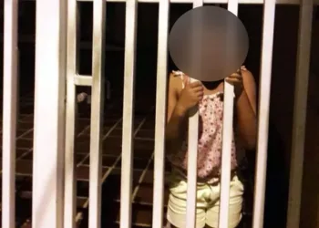 Homem se revolta ao encontrar filha trancada em escola particular