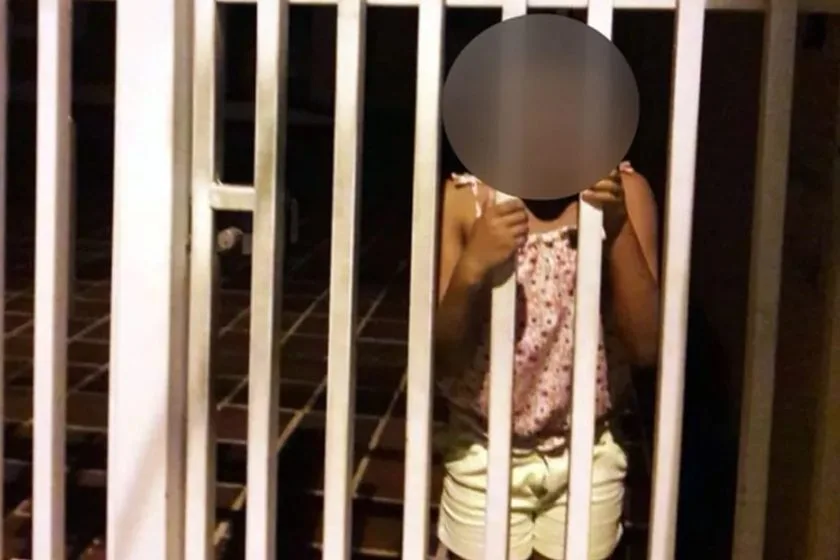 Homem se revolta ao encontrar filha trancada em escola particular