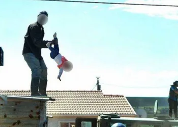 Que horror!!! Pai joga bebê de telhado, mas policial consegue agarrar a criança!! veja…