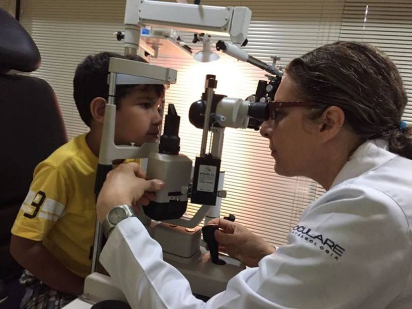 Miopia cresce entre as crianças devido ao uso de computadores e smartphones