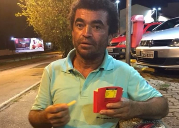 ESSE MORADOR DE RUA EMOCIONOU A INTERNET….VEJA