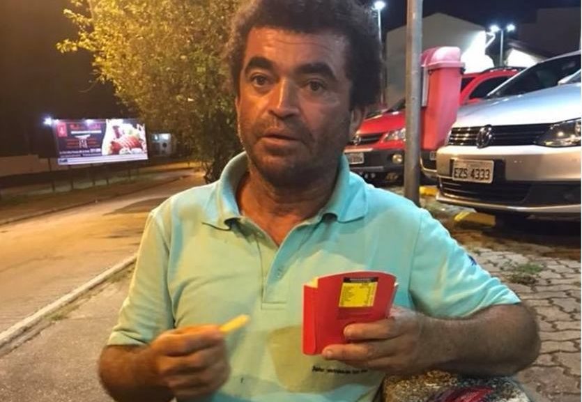 ESSE MORADOR DE RUA EMOCIONOU A INTERNET….VEJA