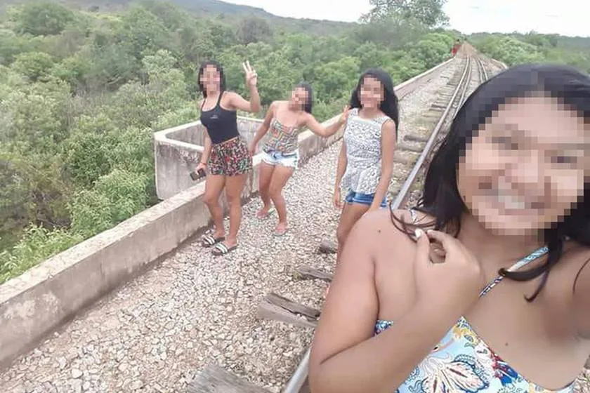 Jovens despencam de ponte a 10 metros de altura após selfie