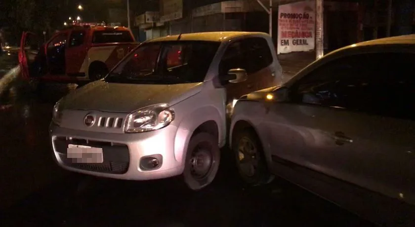 Motorista bêbado causa batida e prótese mamária de passageira se rompe