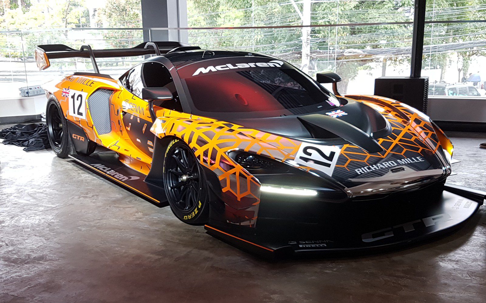 McLaren lança o carro Senna na inauguração da primeira loja no Brasil